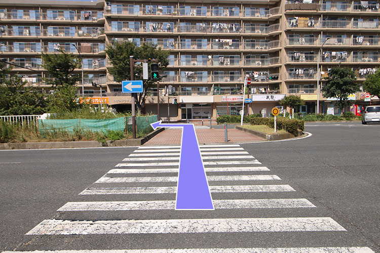 ⑥横断歩道を渡り、突き当たりを左に曲がります